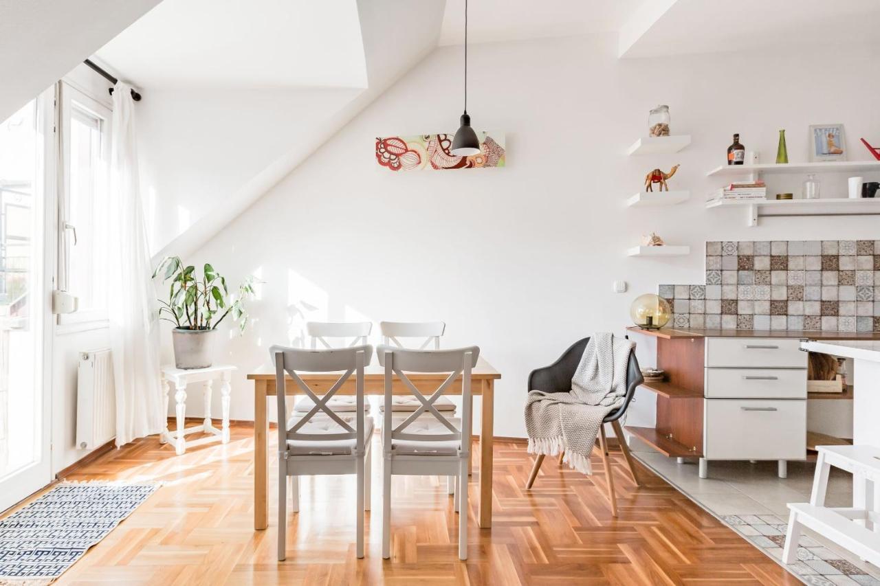 Relax Into Loft Living At A Light-Filled City Escape Budapest Bagian luar foto