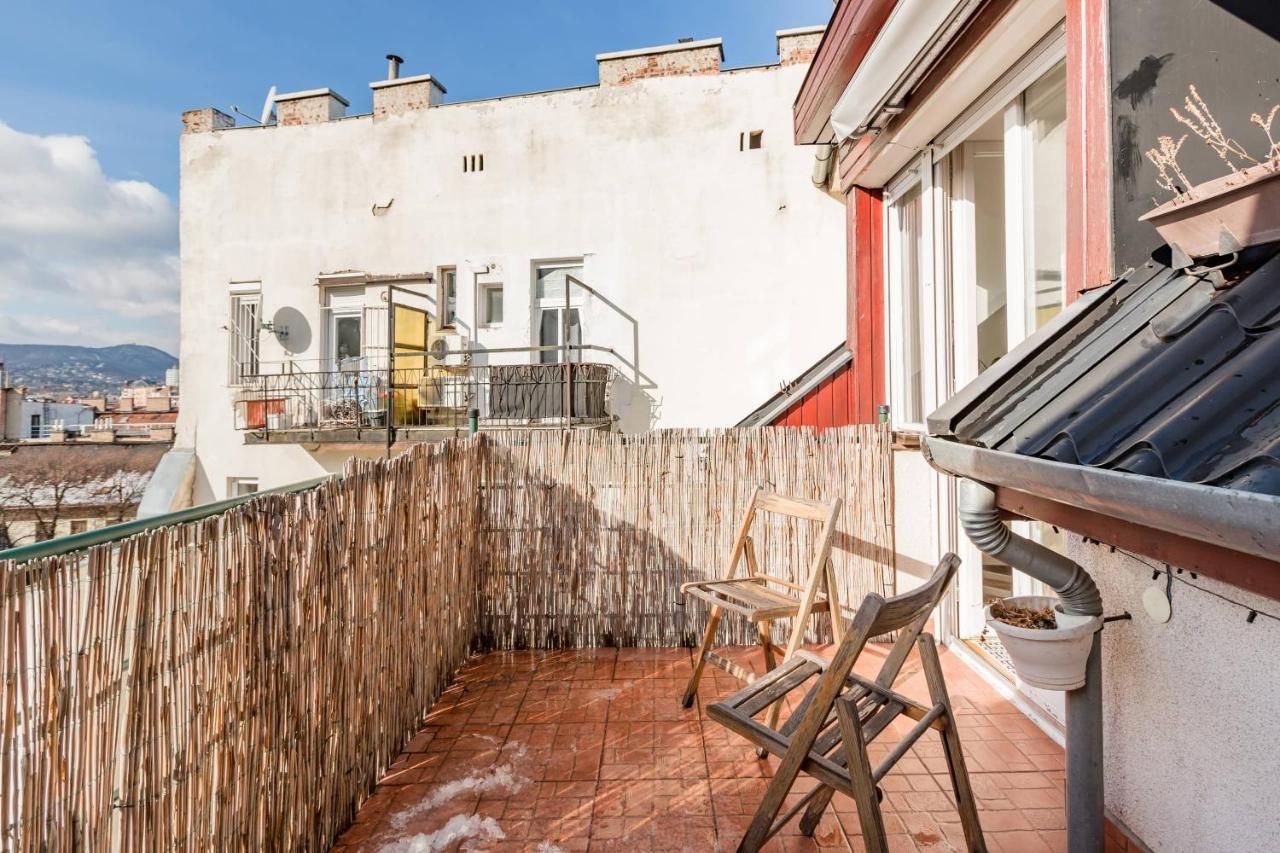 Relax Into Loft Living At A Light-Filled City Escape Budapest Bagian luar foto