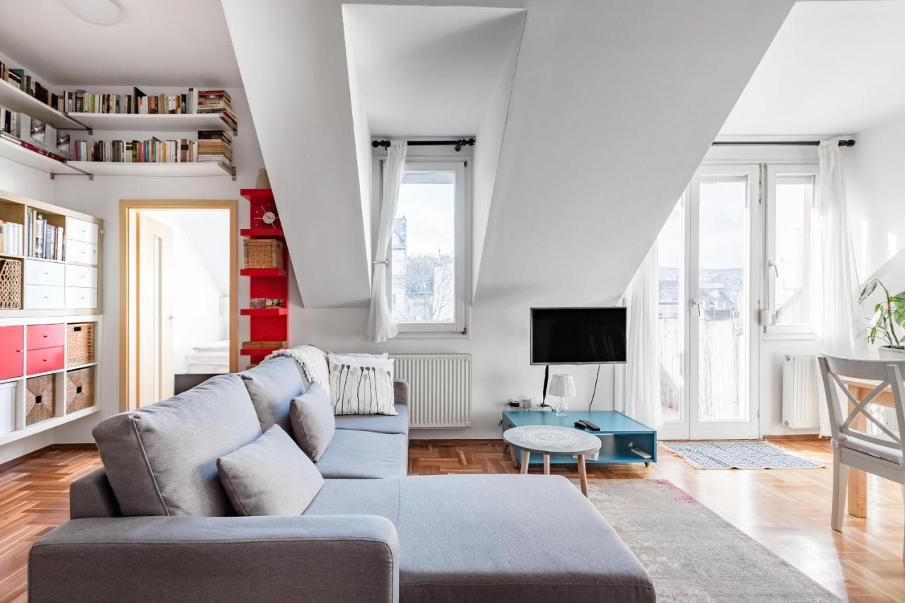 Relax Into Loft Living At A Light-Filled City Escape Budapest Bagian luar foto
