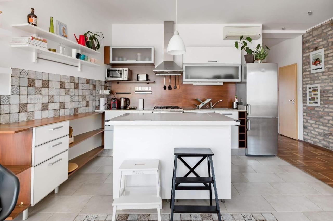 Relax Into Loft Living At A Light-Filled City Escape Budapest Bagian luar foto
